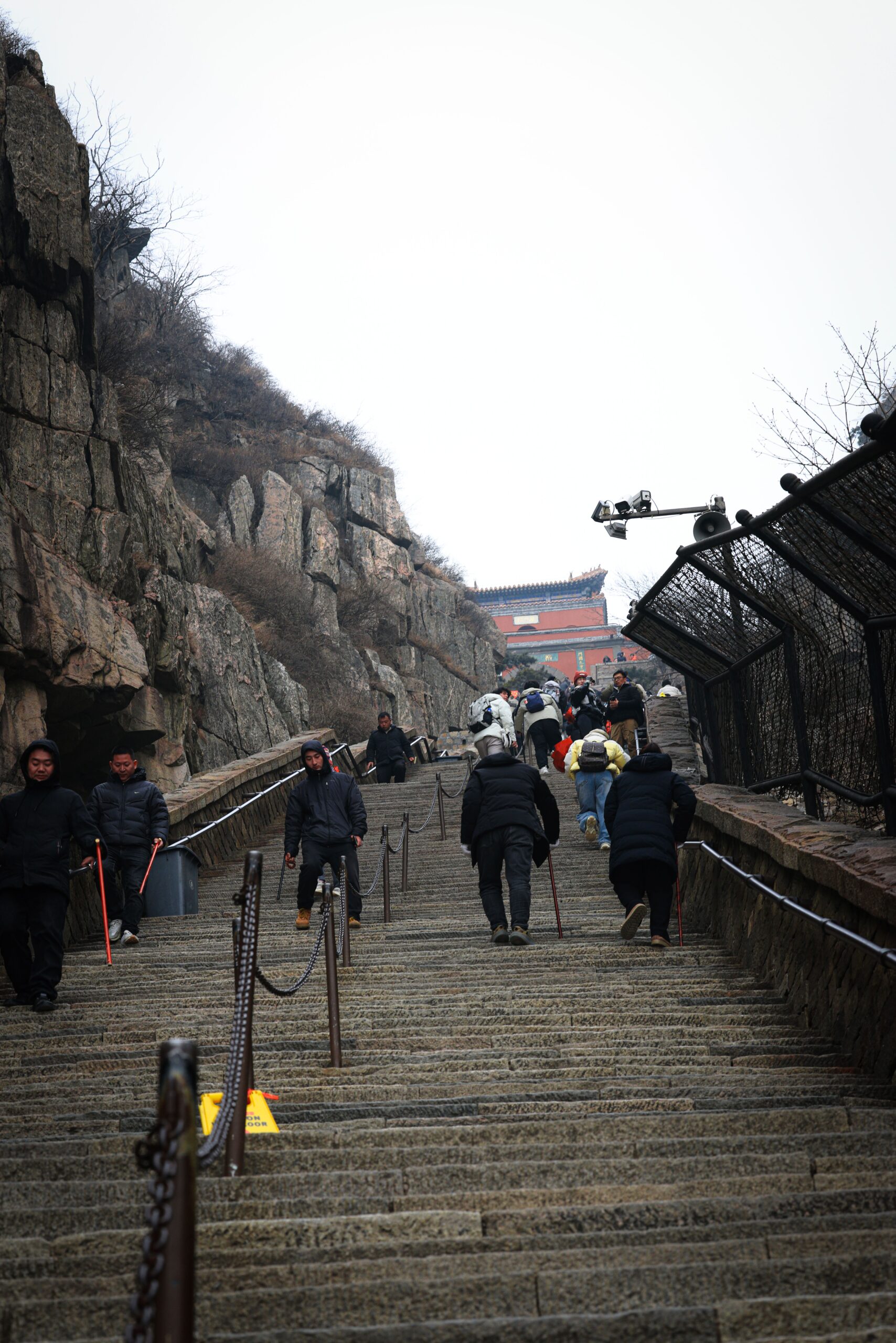 Turistas subiendo las largas escaleras de piedra del monte Taishan en China